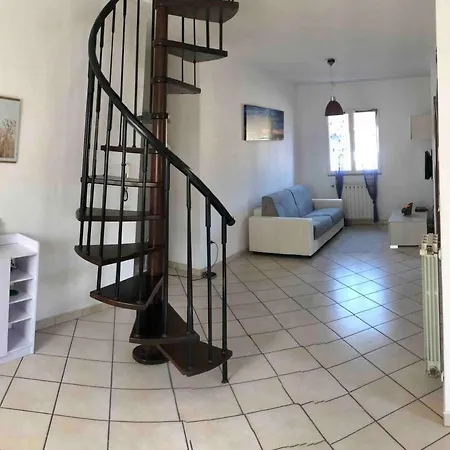 Gorgeous Brand New Remodeled 2story 5 Min From Sea! Villa