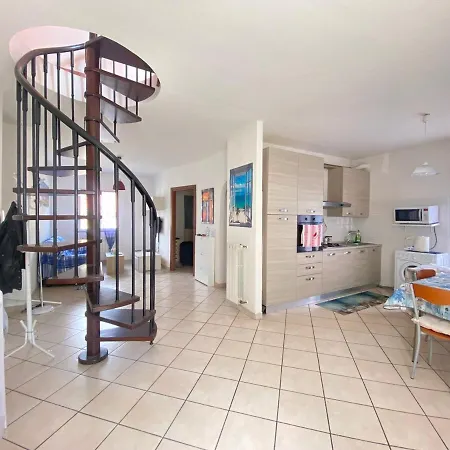 Gorgeous Brand New Remodeled 2story 5 Min From Sea!